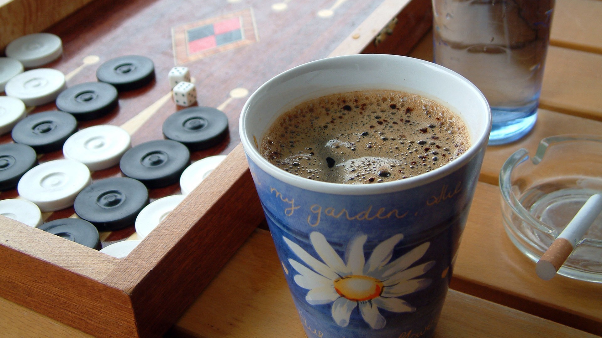 Кофе за игрой в нарды