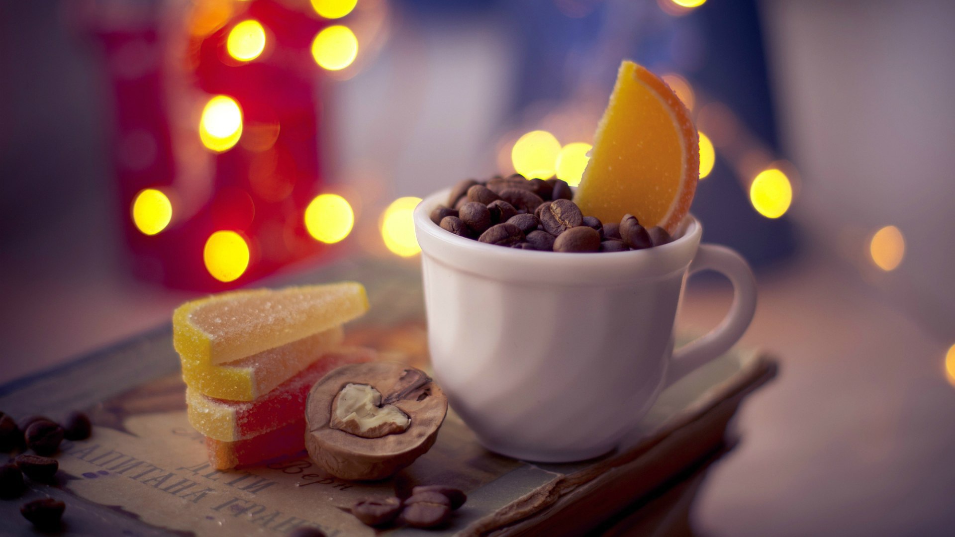 Кофе с мармеладом и орехами