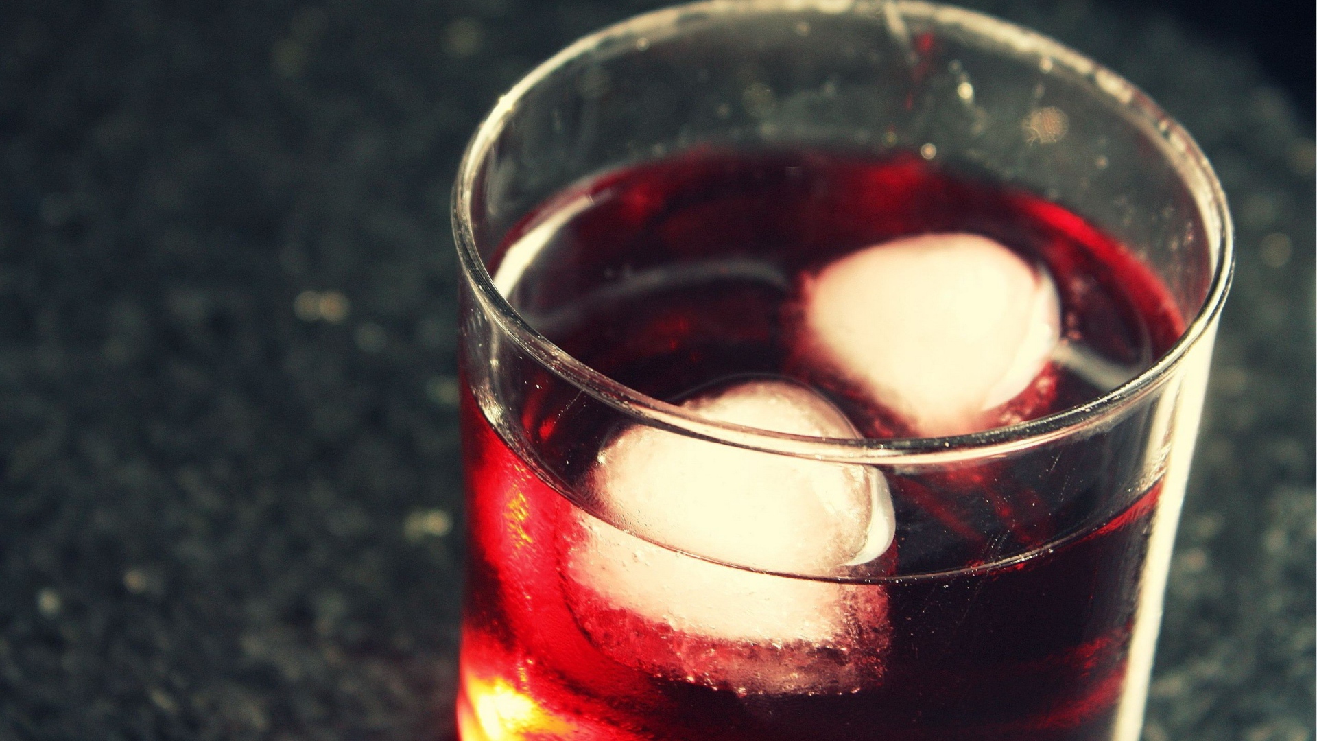 Кубики льда в стакане с соком