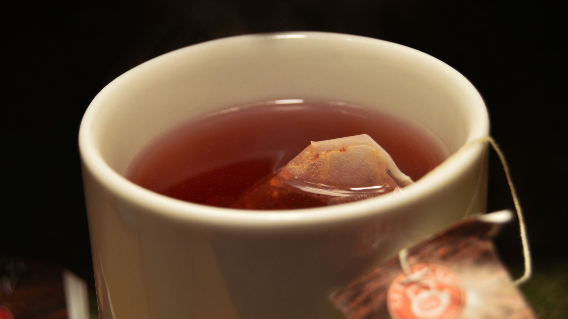 Чай из пакетов заваривается в чашке