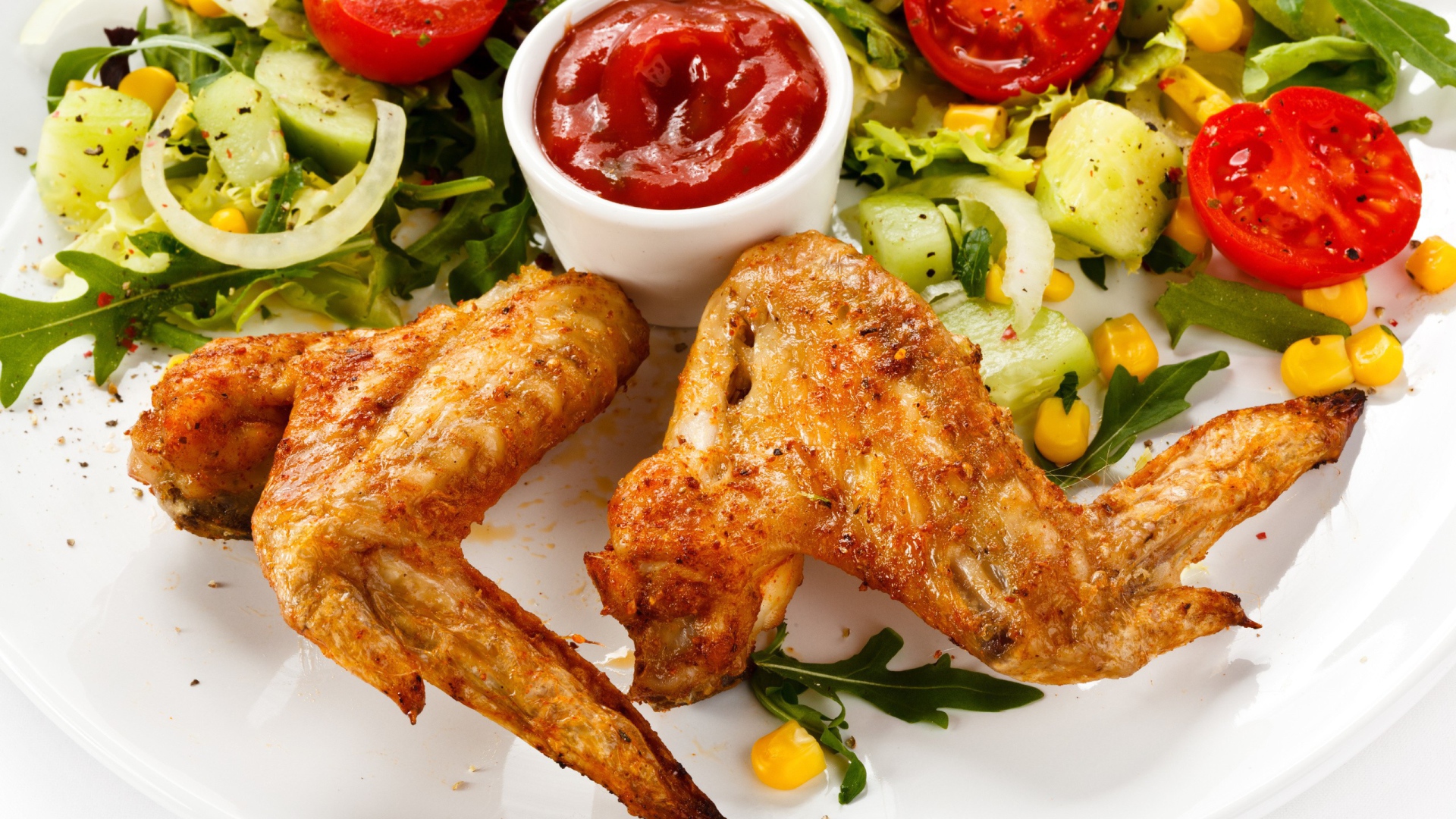 Жаренные крылышки с томатным соусом и овощами