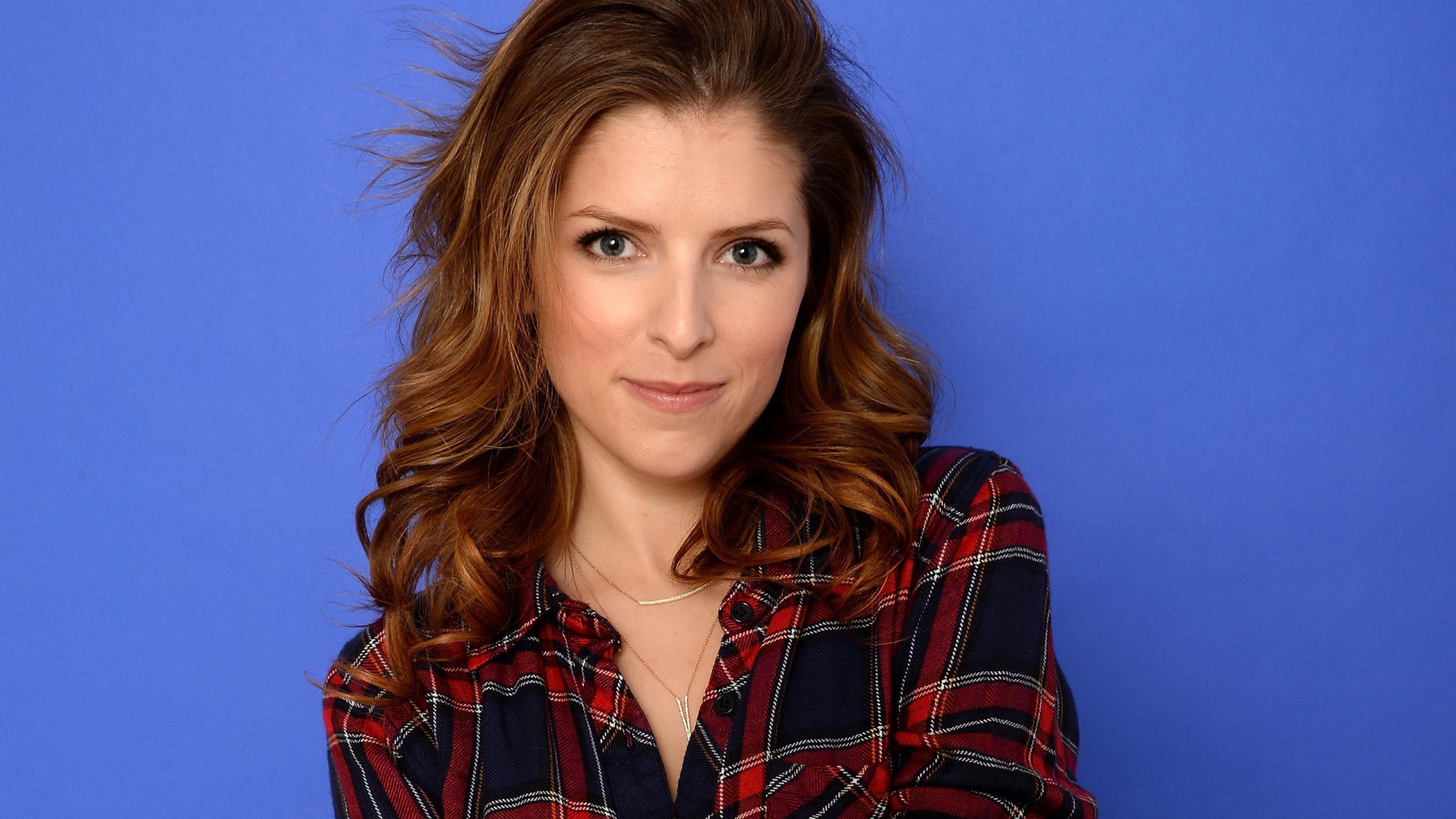 Анна Кендрик на голубом фоне