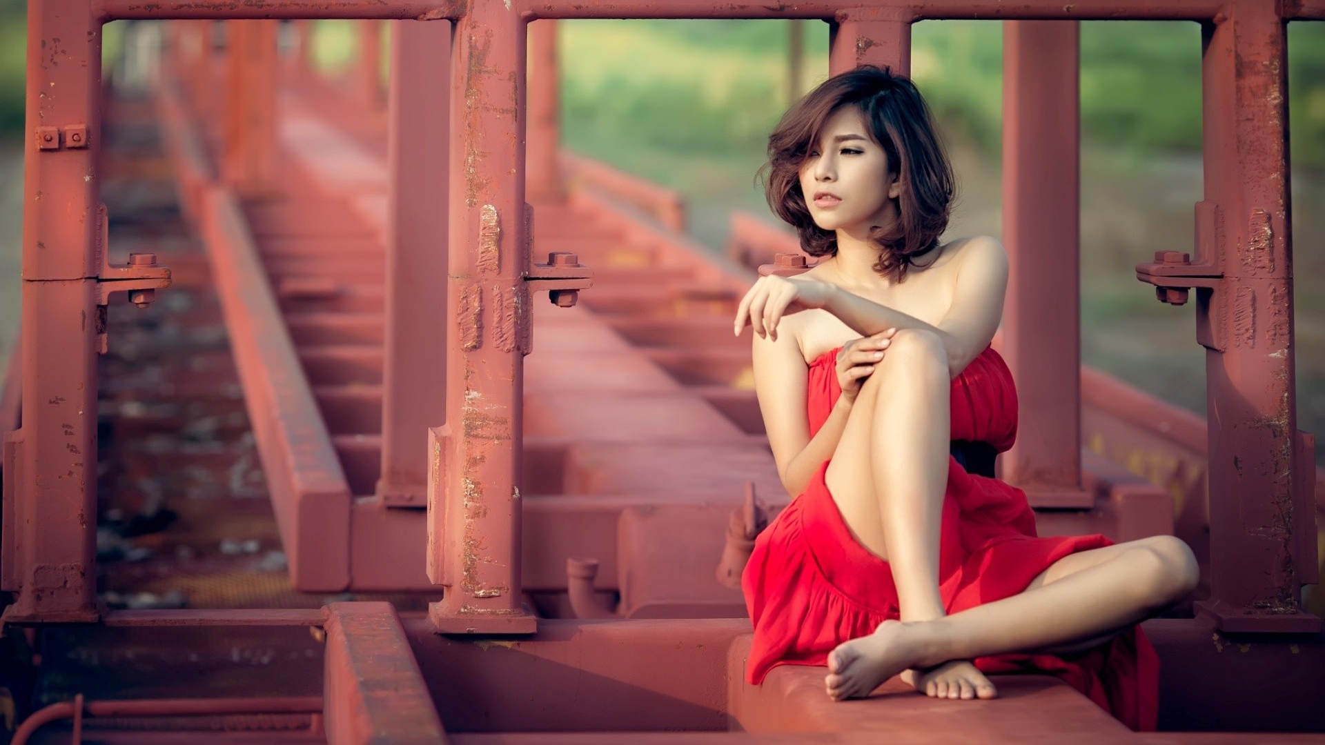 Азиатка брюнетка в красном платье