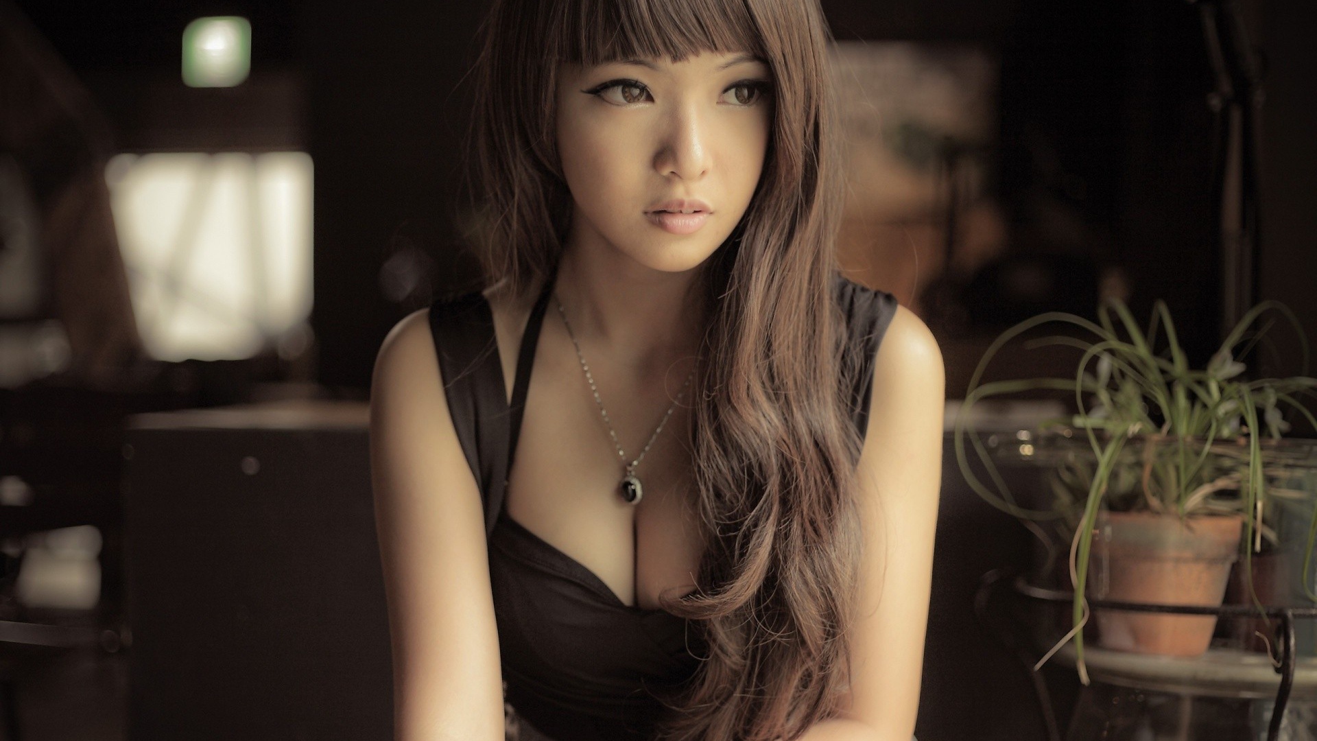 Азиатская девушка в коричневом платье