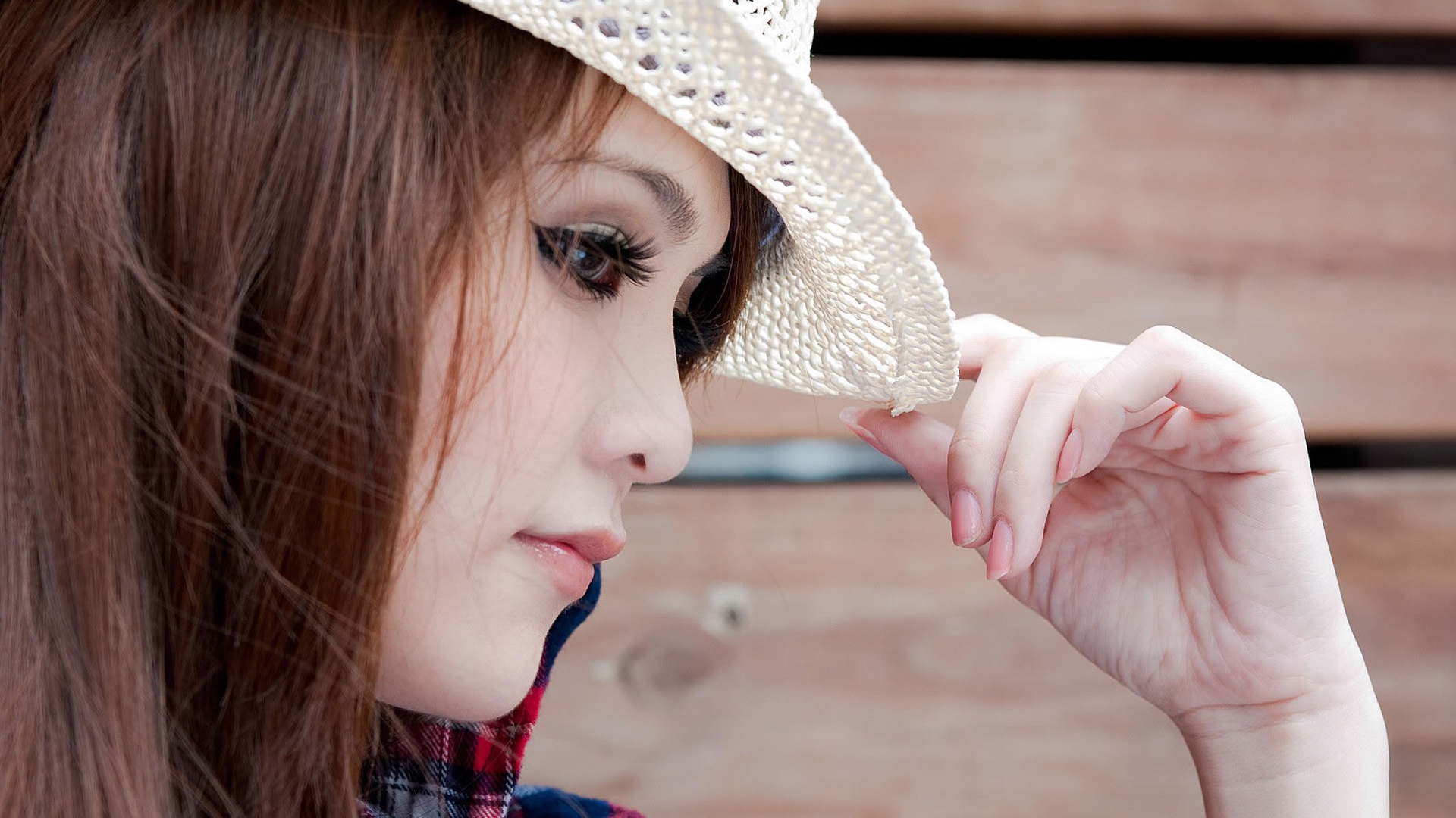 Азиатская девушка в белой кружевной шляпке