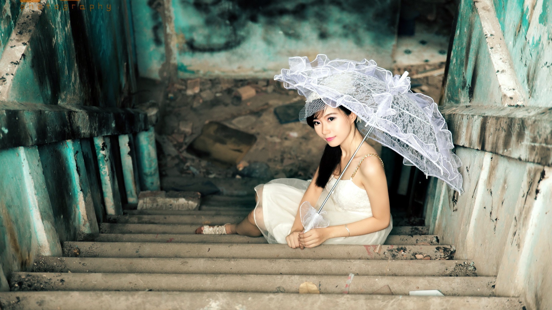 Азиатская девушка с кружевным зонтиком