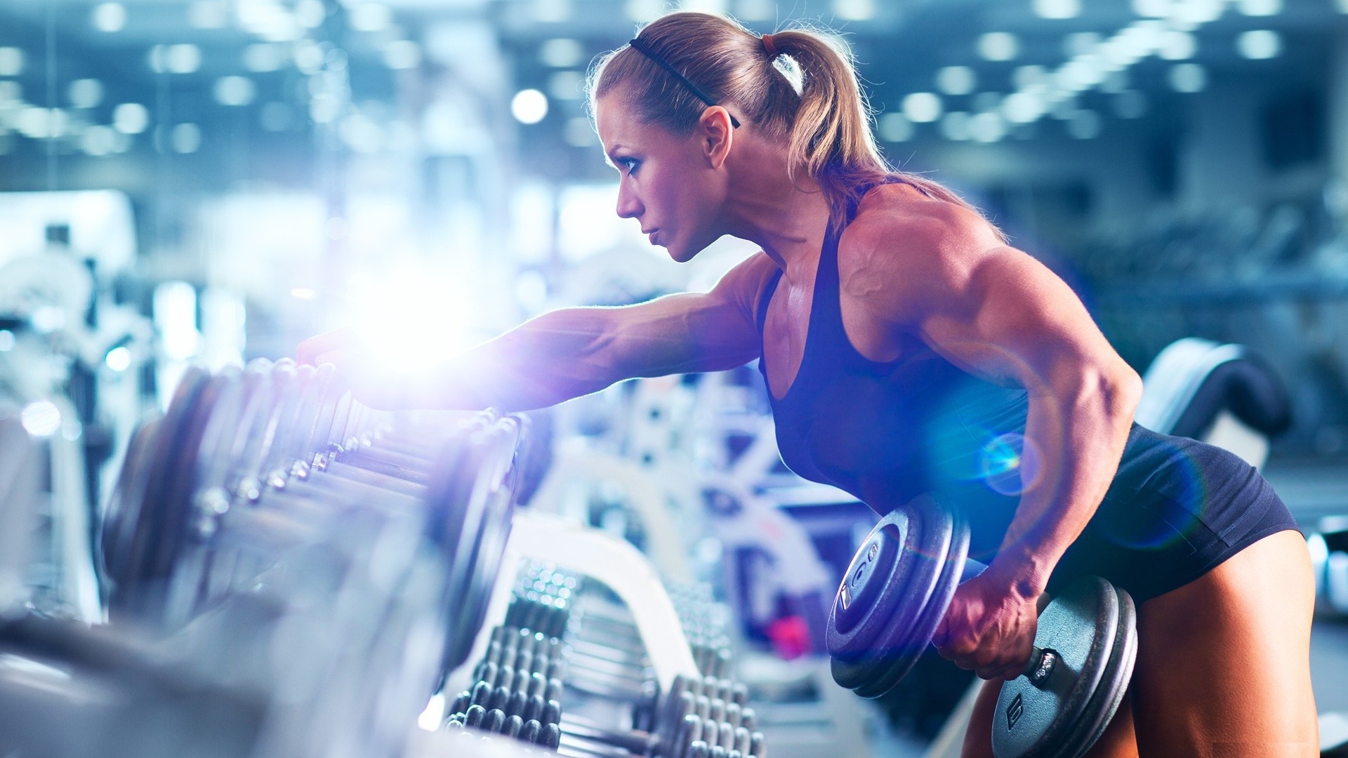 Спортивная девушка бодибилдер