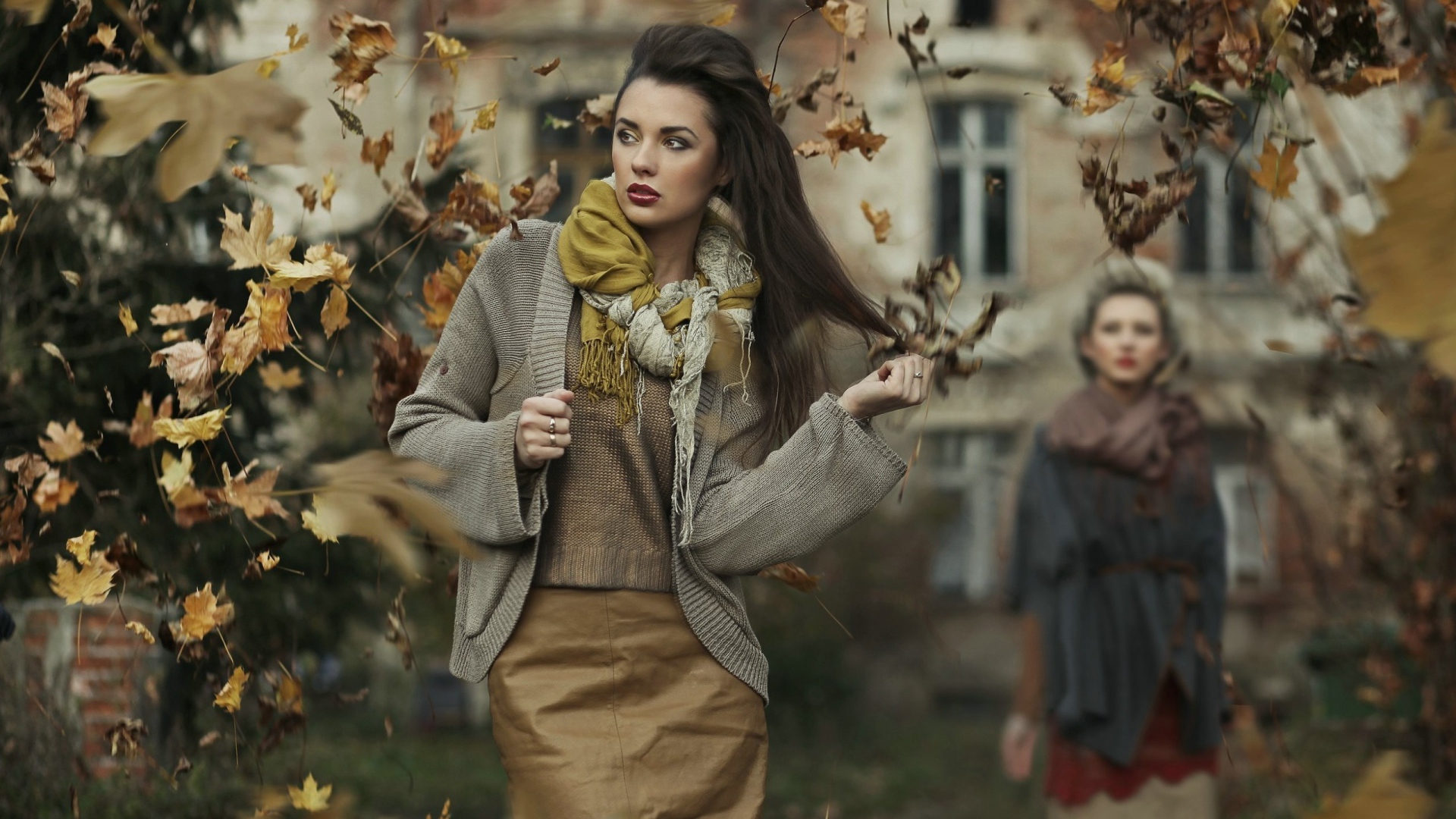 Осенняя девушка брюнетка