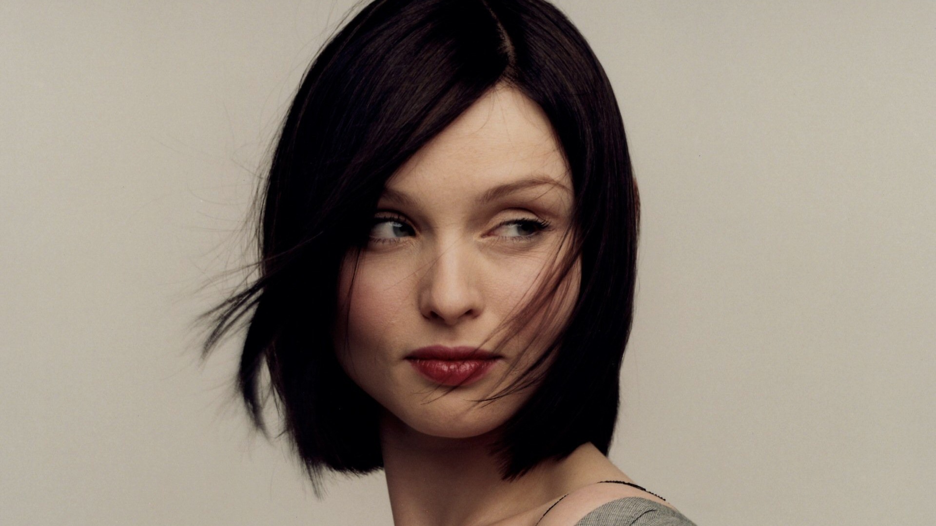 Красивая женщина Софи Эллис-Бекстор