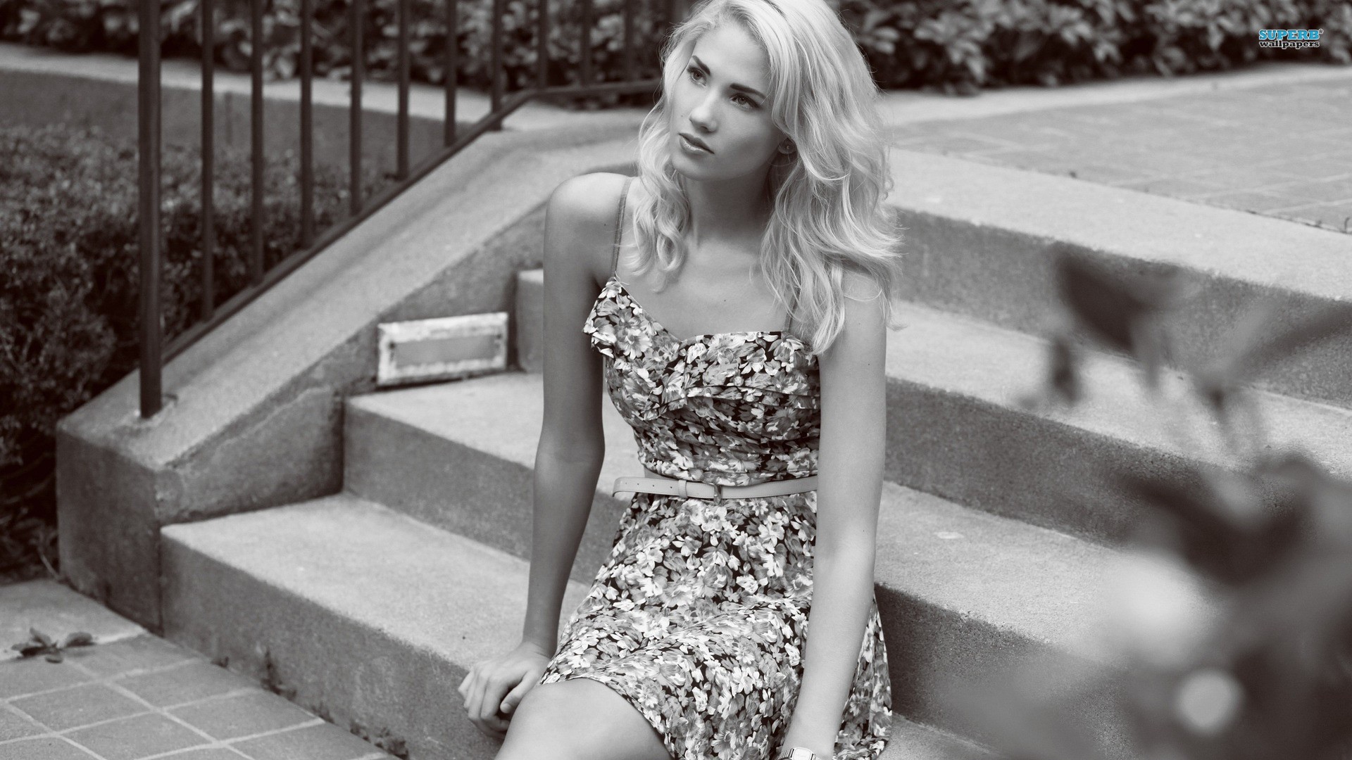 Девушка Берит Баркланд сидит на ступенях