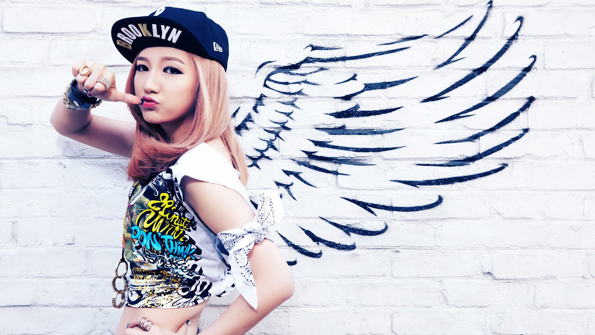 Блондинка в кепке ангел