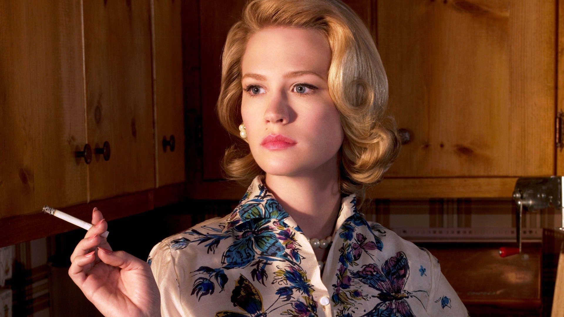 Блондинка с сигаретой в руке