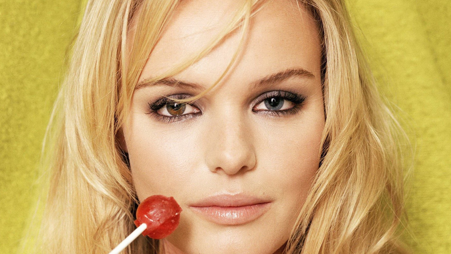 Блондинка с леденцом на палочке