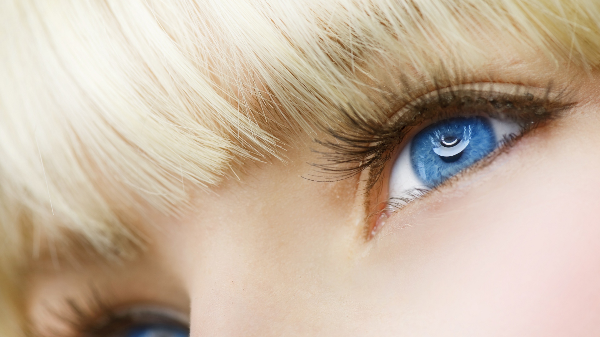 Голубые глаза девушки блондинки