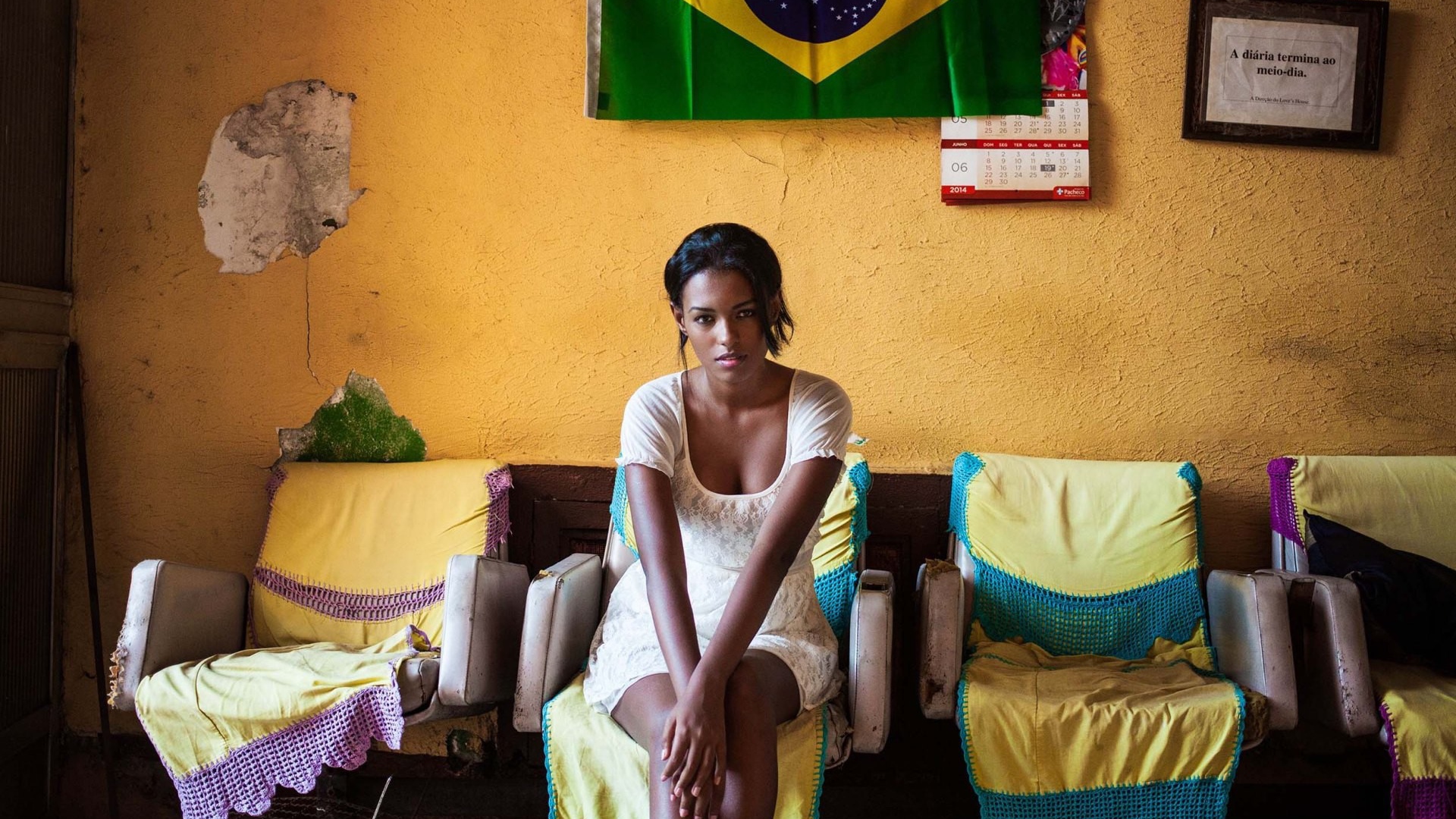 Бразильская девушка в своем доме