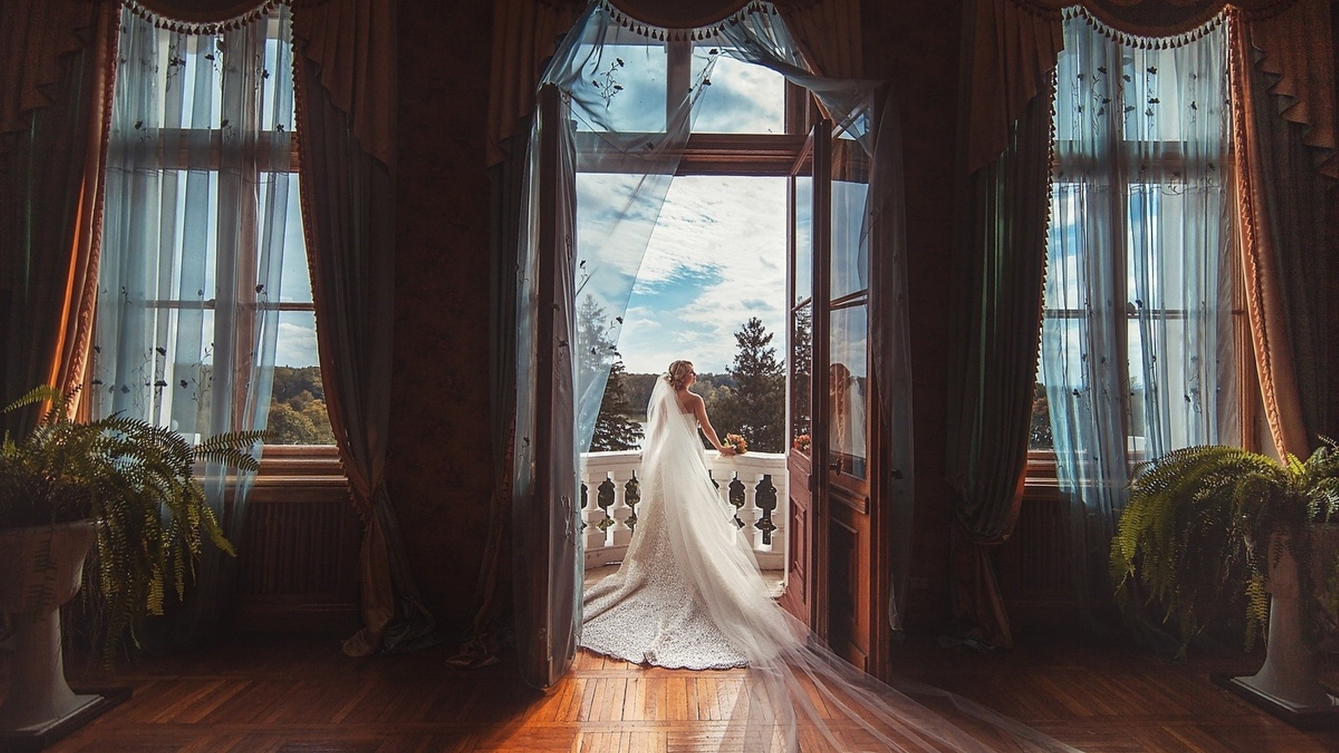 Невеста стоит на балконе