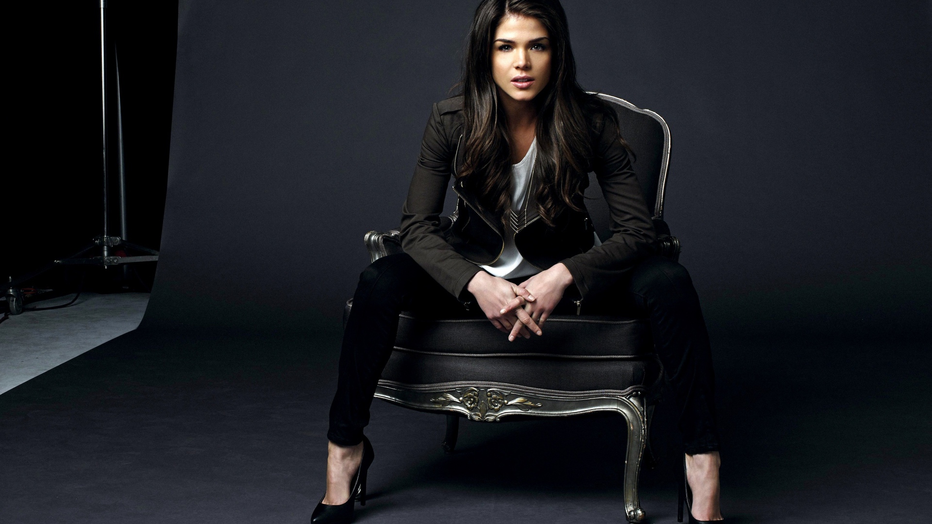 Девушка брюнтека Мария Авгеропулос