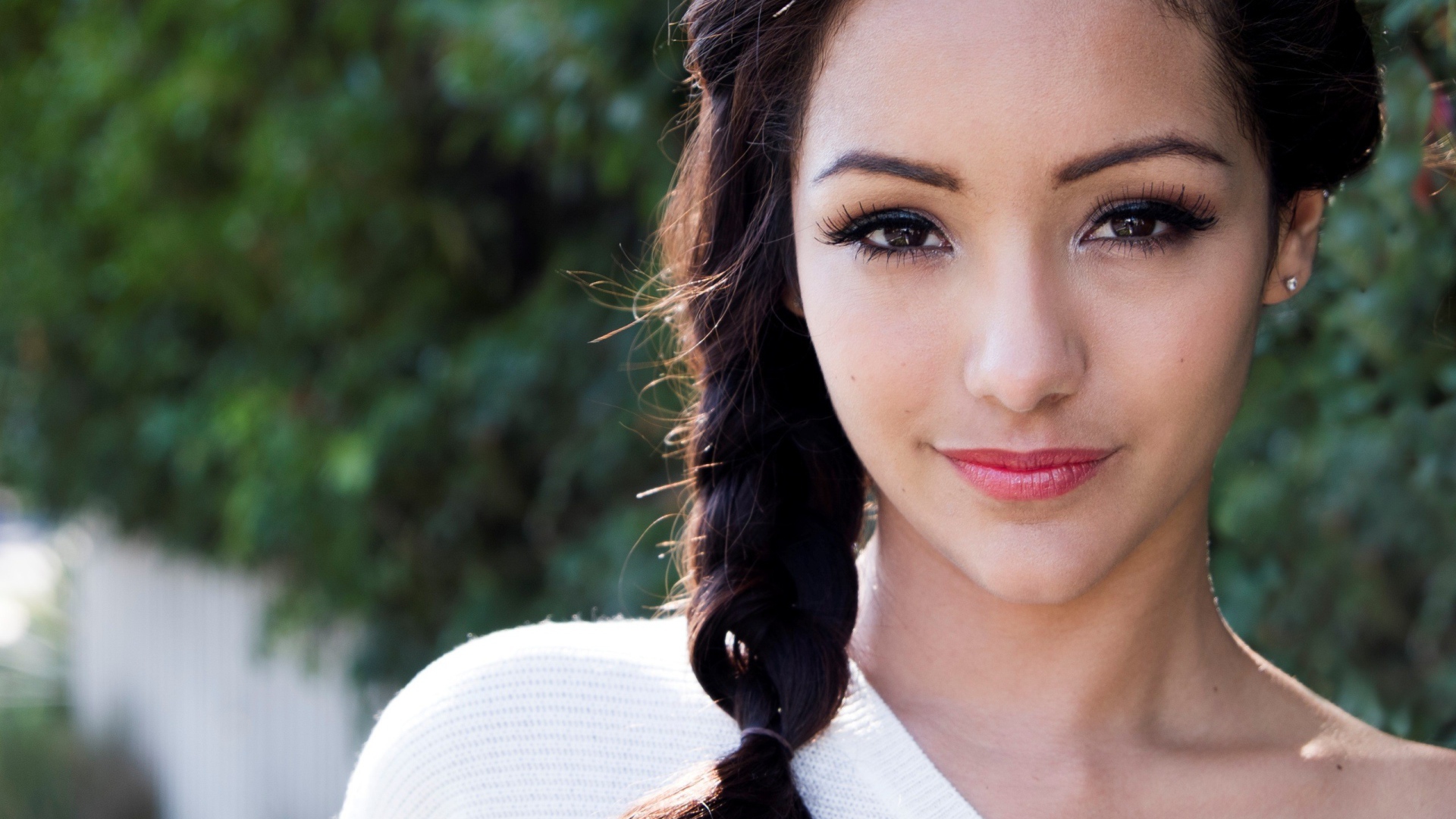 Волосы брюнетки заплетены в косу