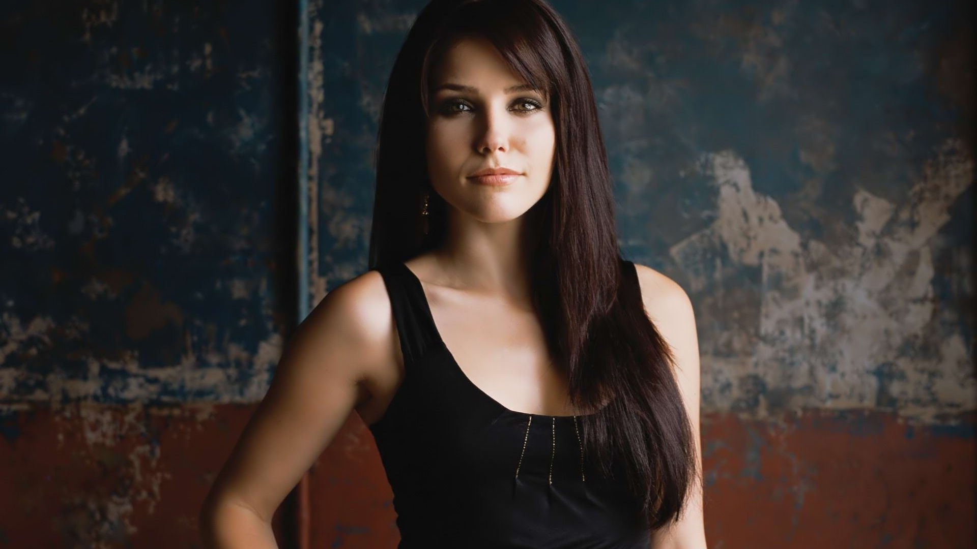 Модель брюнетка София Буш