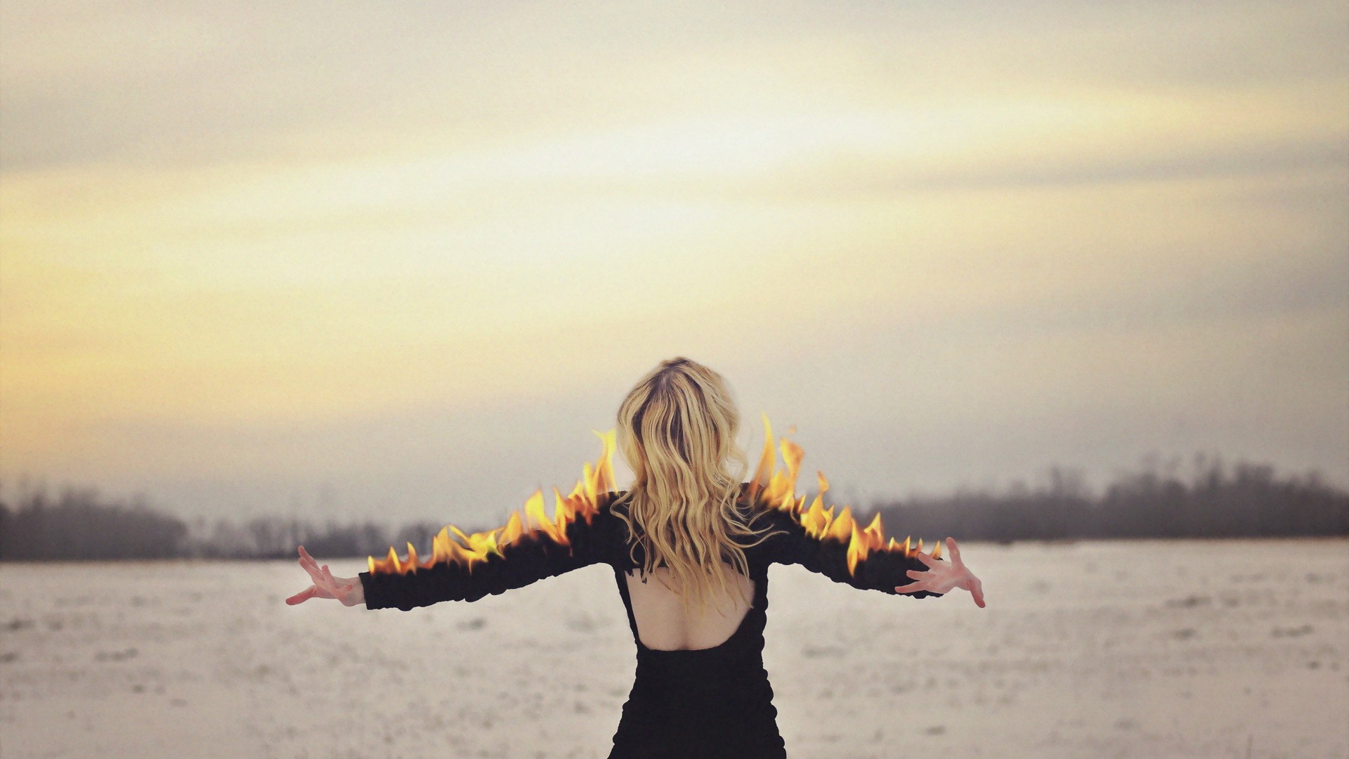 Пламя на руках у девушки