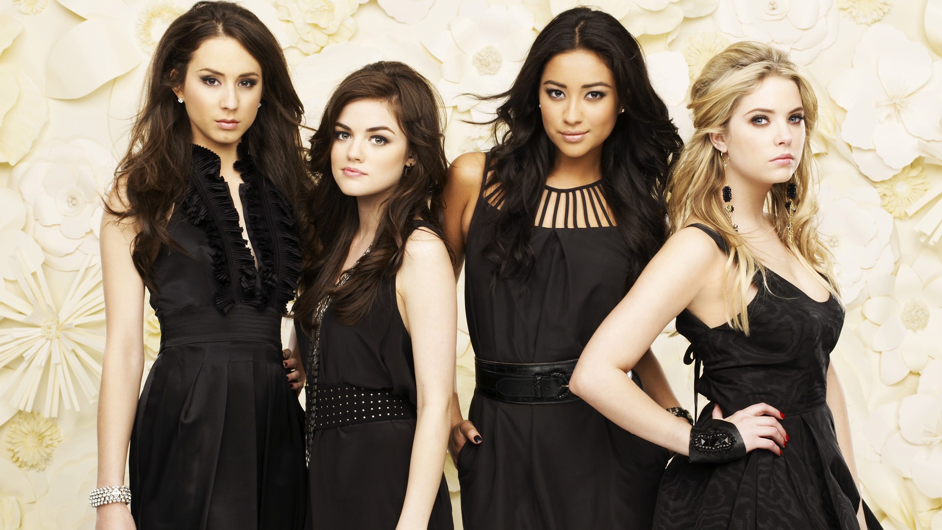 Четыре девушки в черных платьях