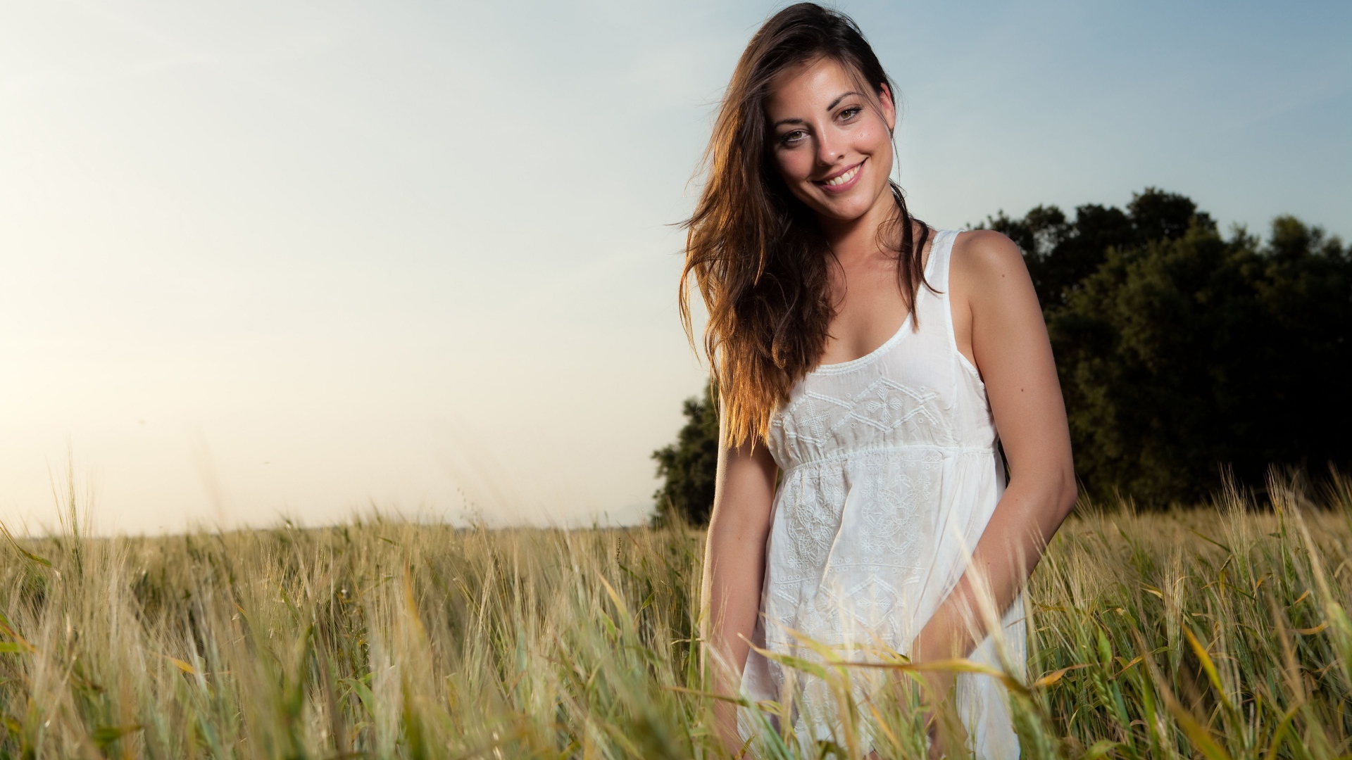 Девушка Lorena Garcia стоит среди травы