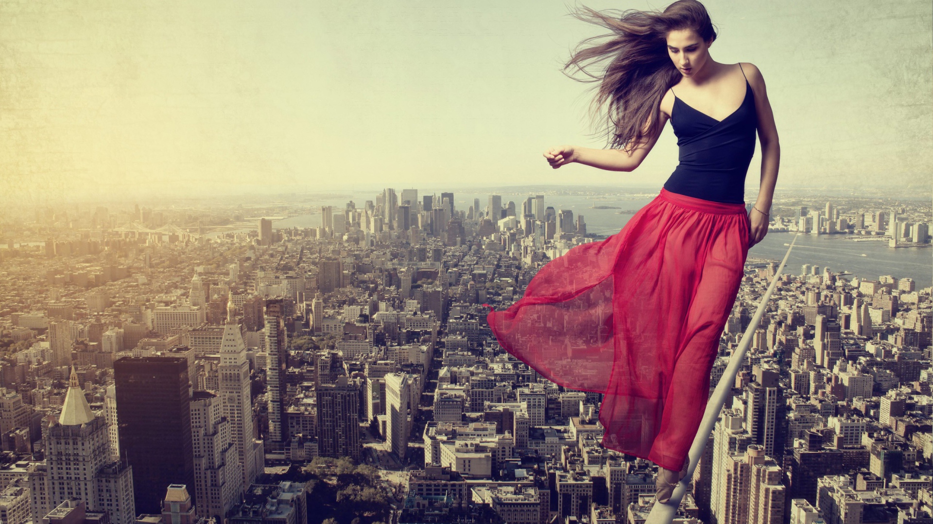 Девушка акробат над городом