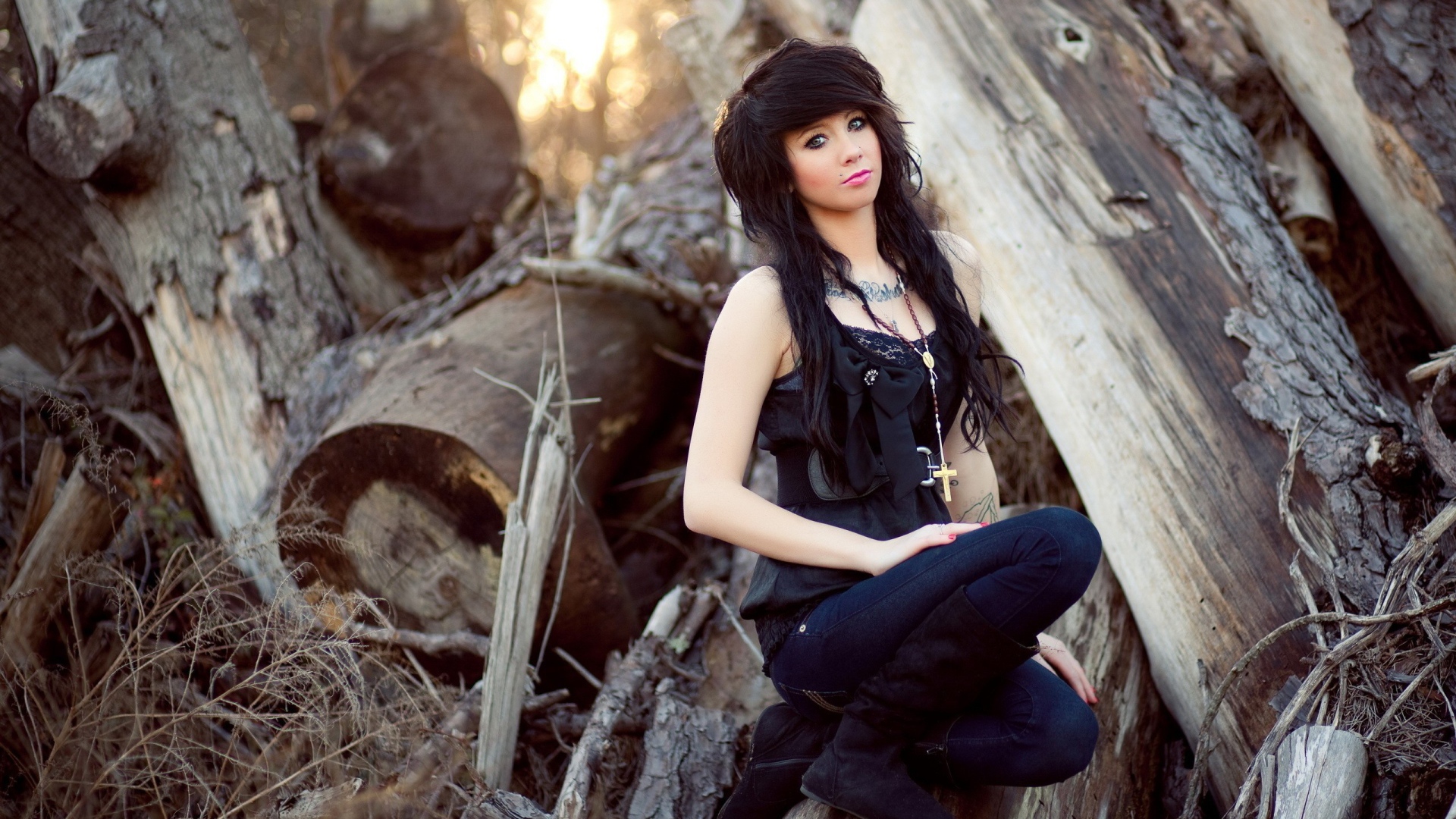 Девушка среди обломков больших деревьев