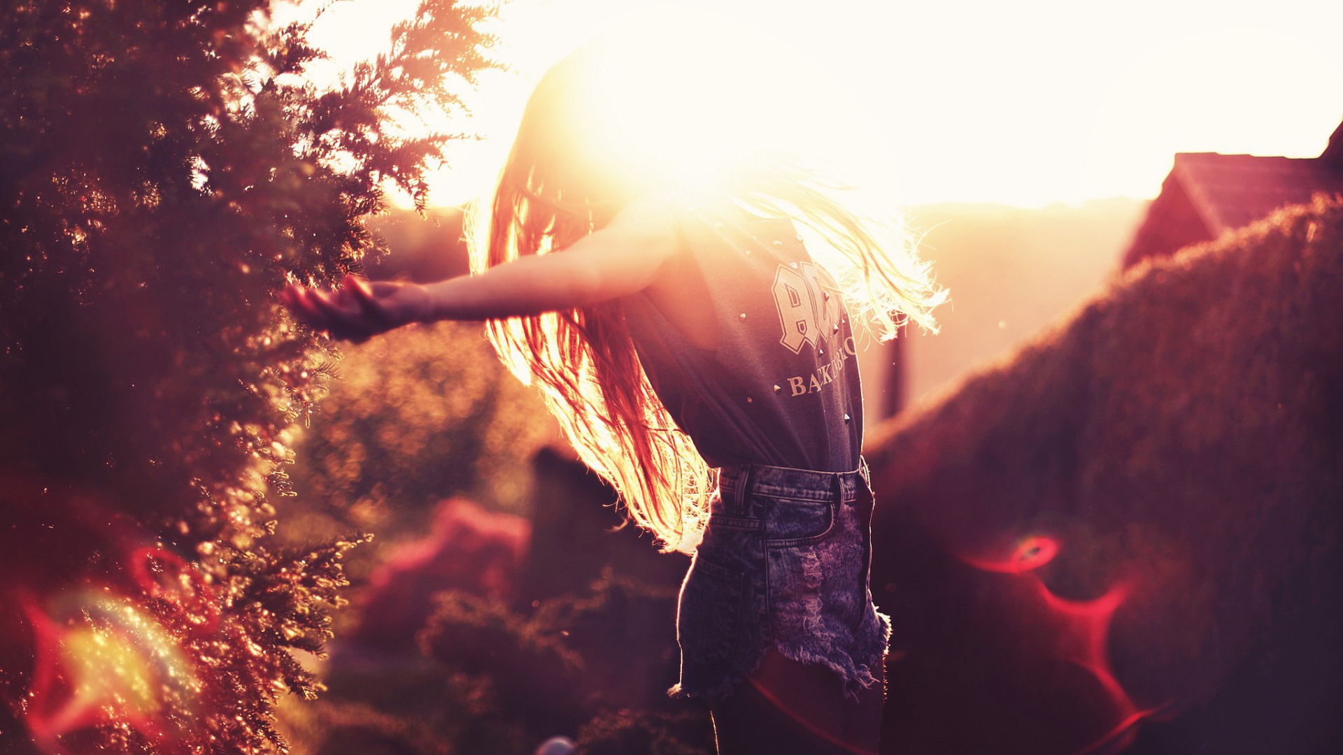 Девушка радуется солнцу