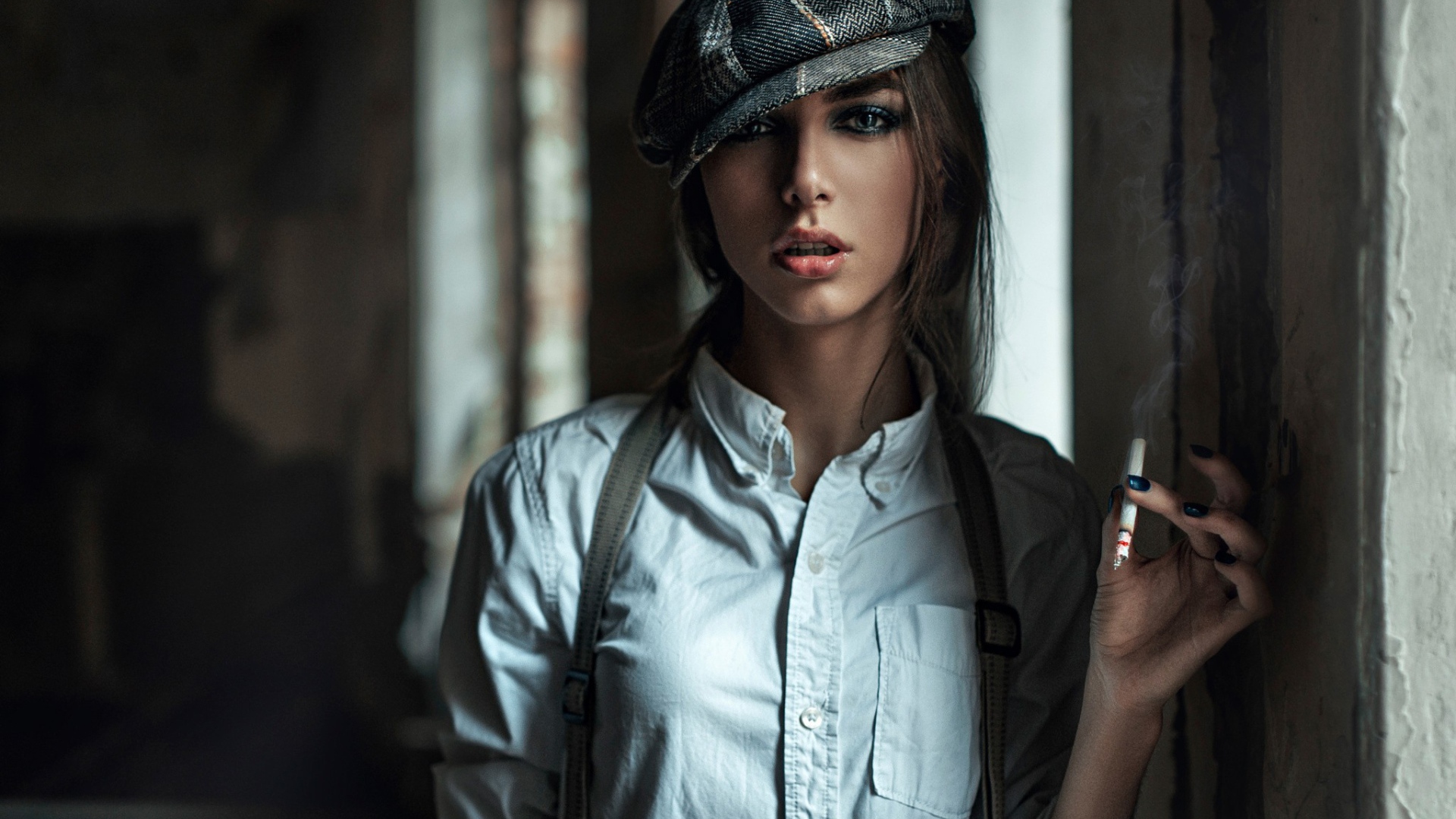 Девушка в берете курит сигарету