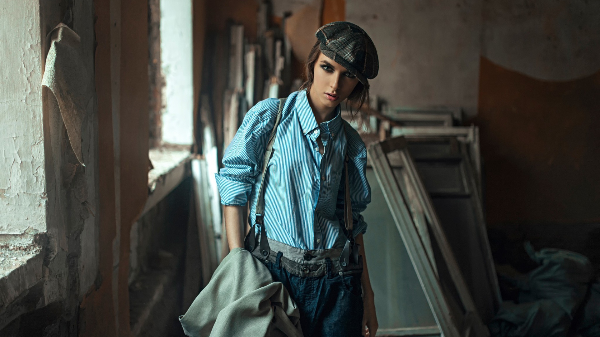 Девушка в берете стоит среди ремонта