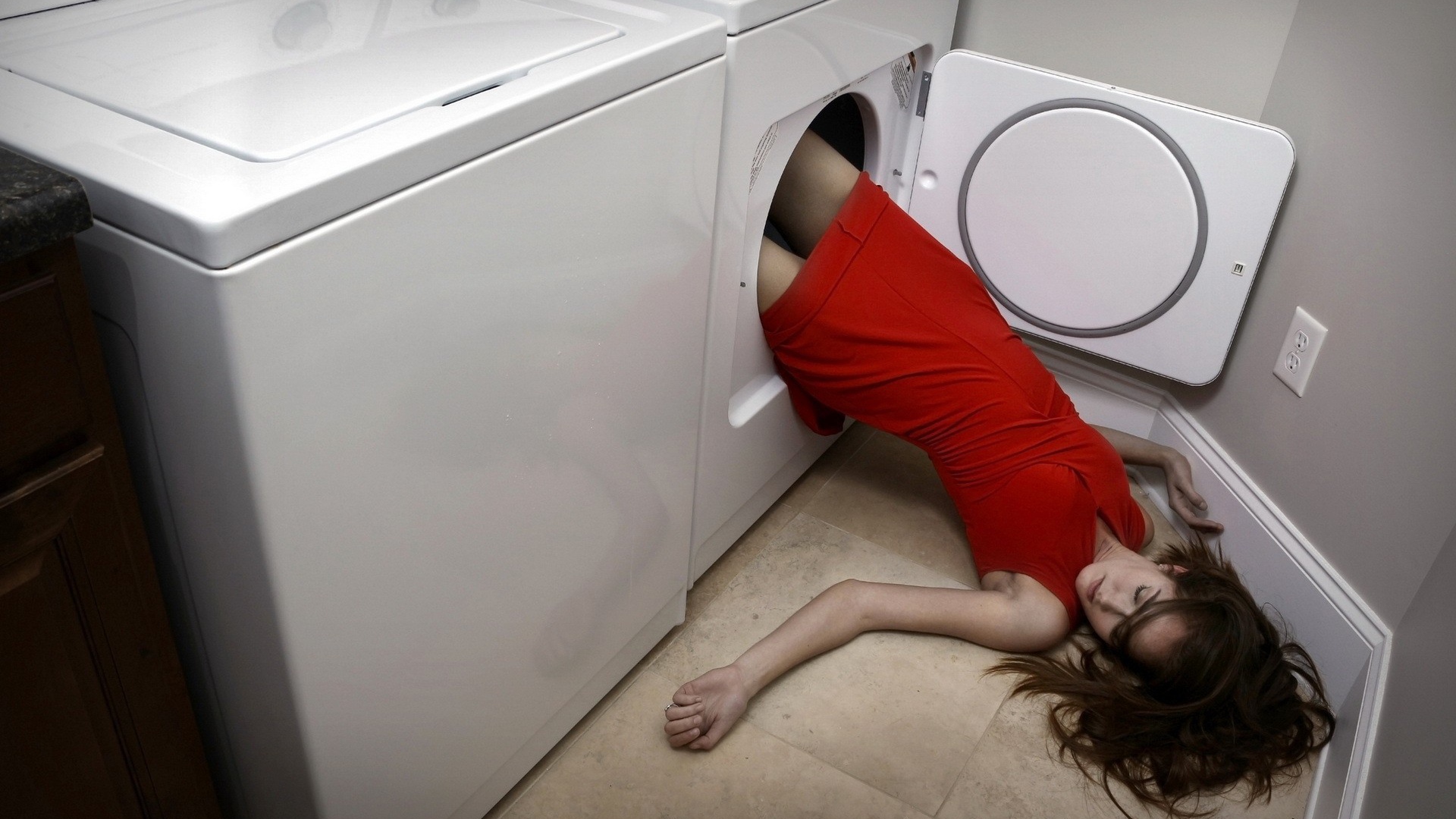 Девушка в стиральной машине