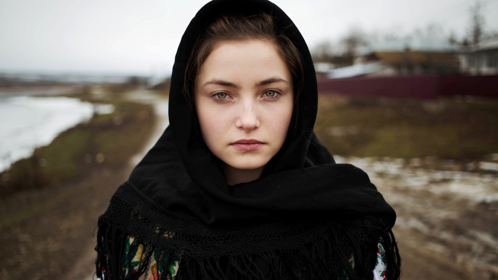 Девушка в черном платке