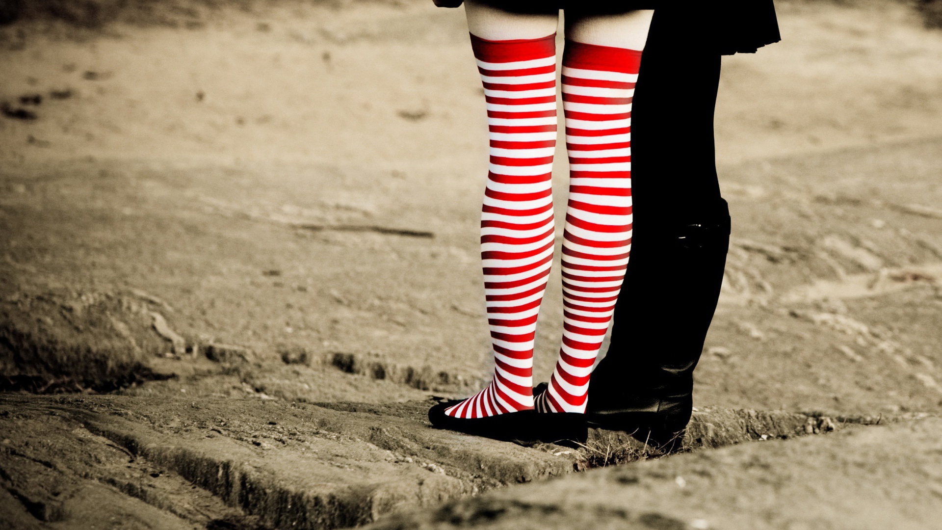 Девушка в чулках в красную и белую полосы