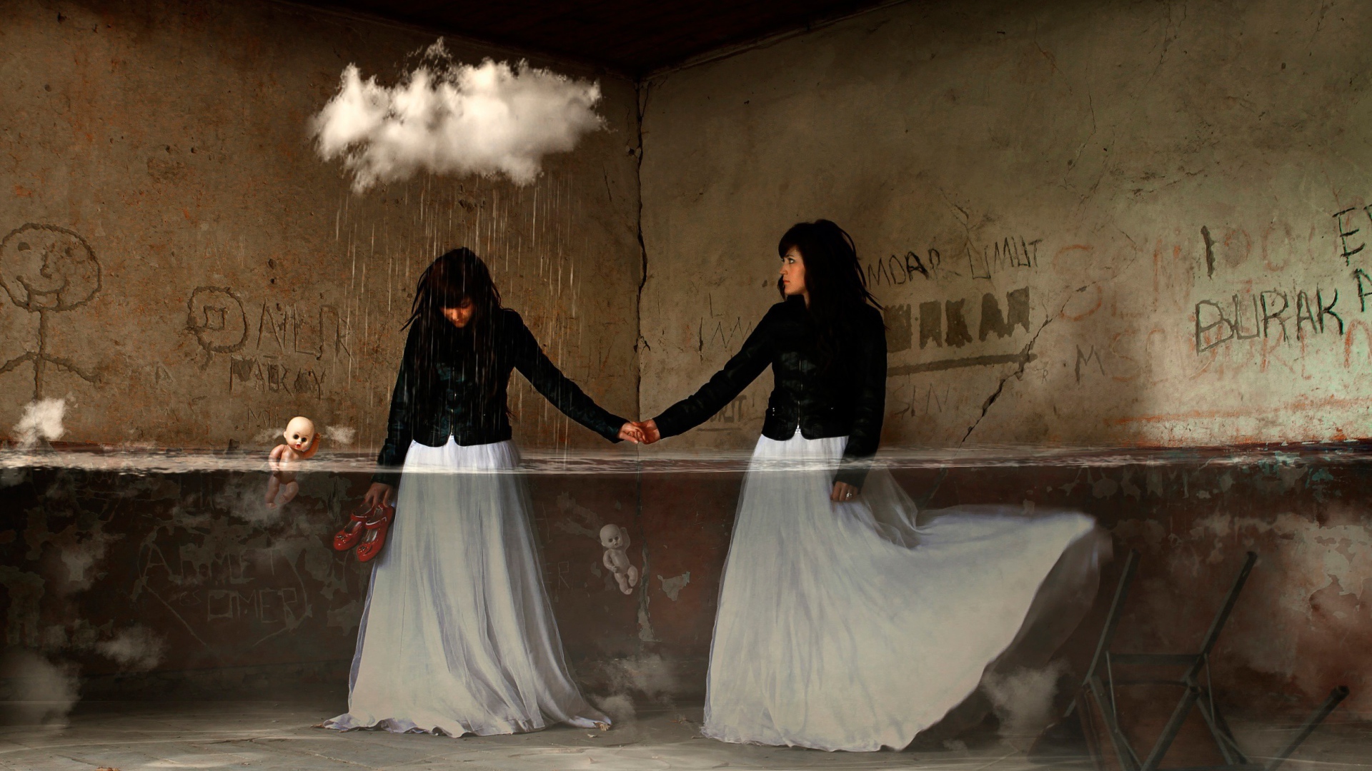 Девушки в комнате оказались под дождем