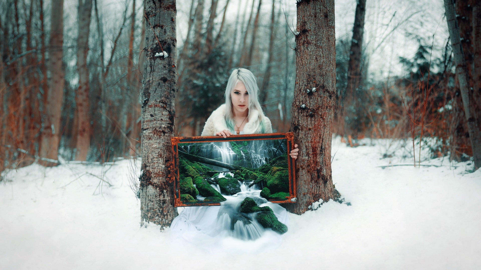 Девушка в зимнем лесу в картиной лета