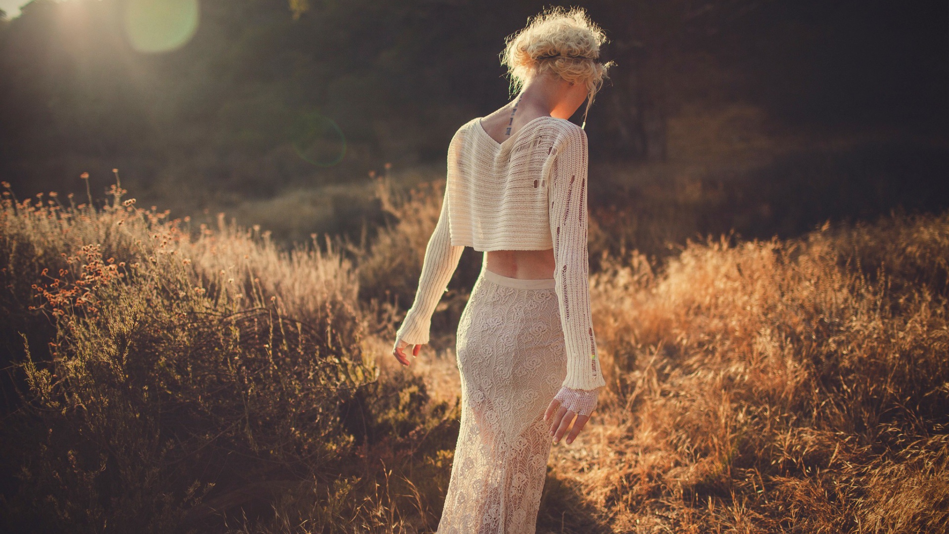 Девушка в белом наряде уходит вдаль