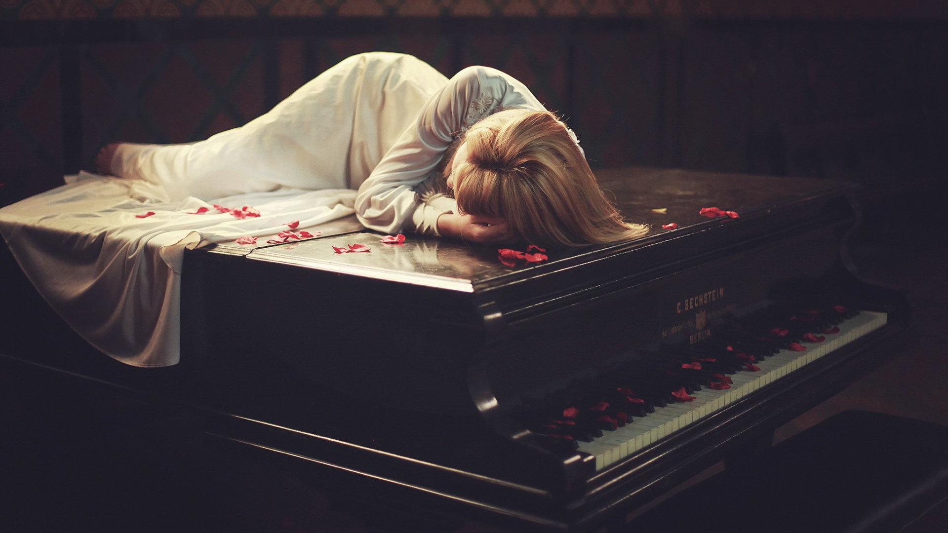 Девушка лежит на рояле