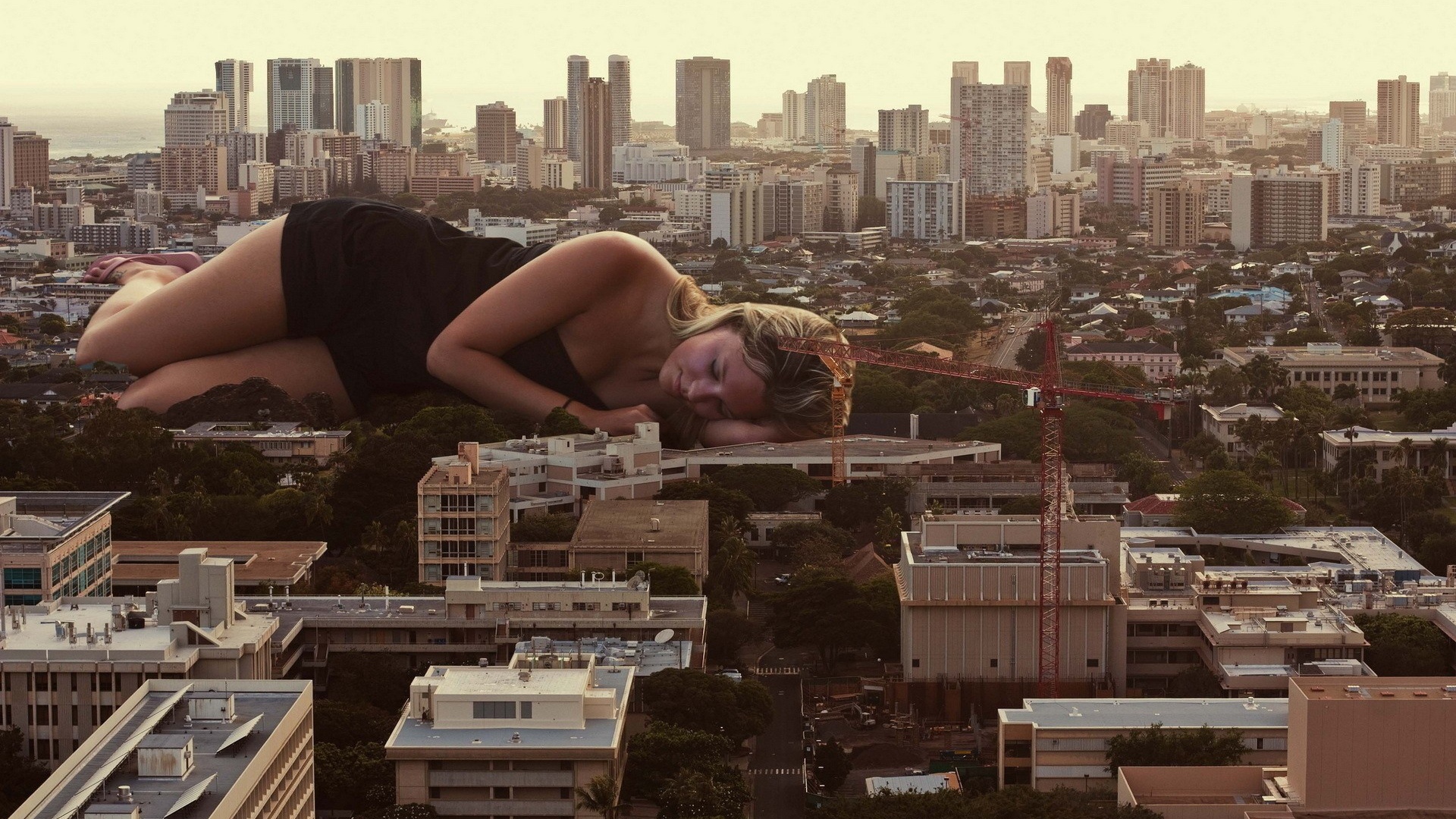 Девушка лежит на улице города, фотомонтаж