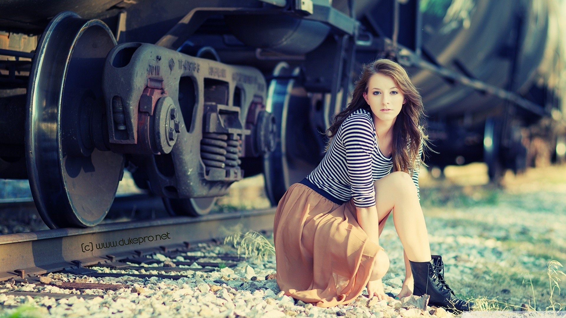 Девушка возле железной дороги