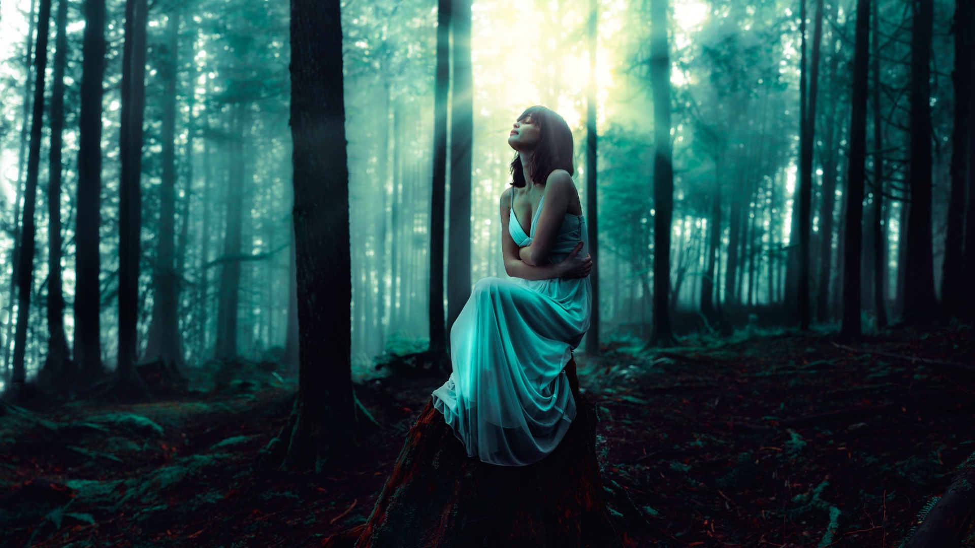 Девушка сидит на старом пеньке