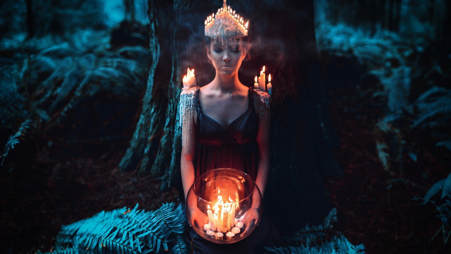 Девушка в окружении свечей в лесу