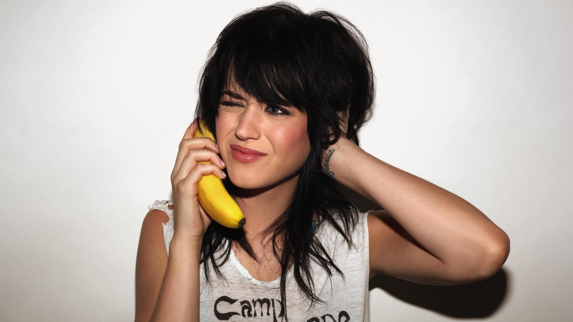 Девушка пытается позвонить по банану