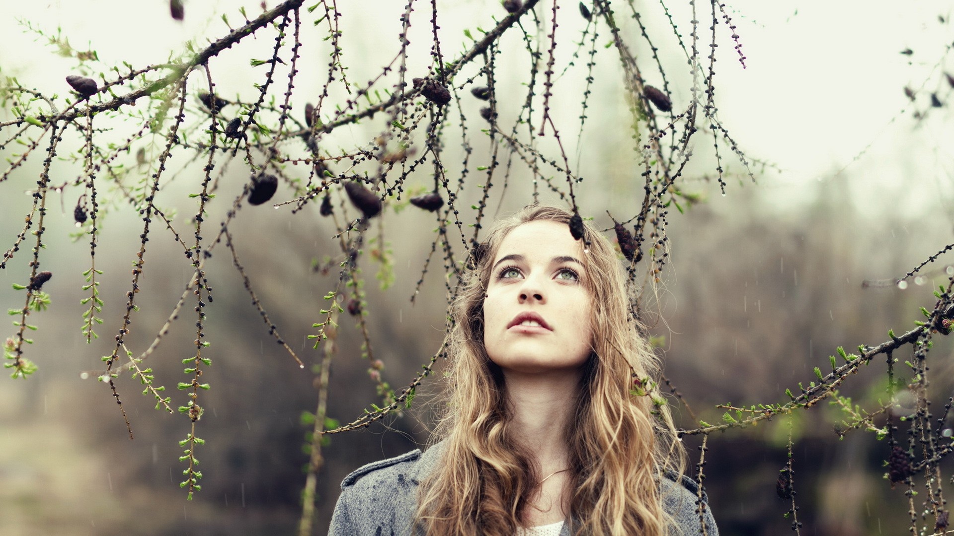 Девушка под лиственницей