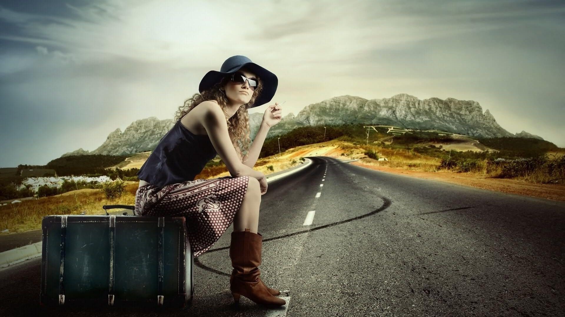 Девушка ждет попутную машину