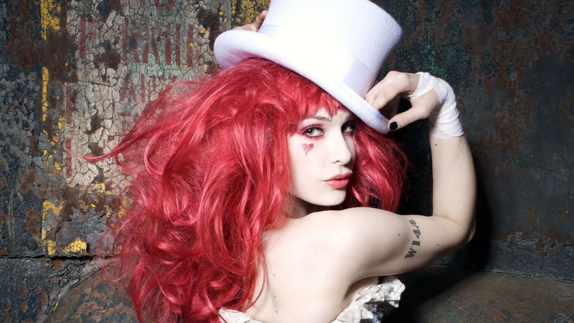 Девушка с красными волосами в белом цилиндре