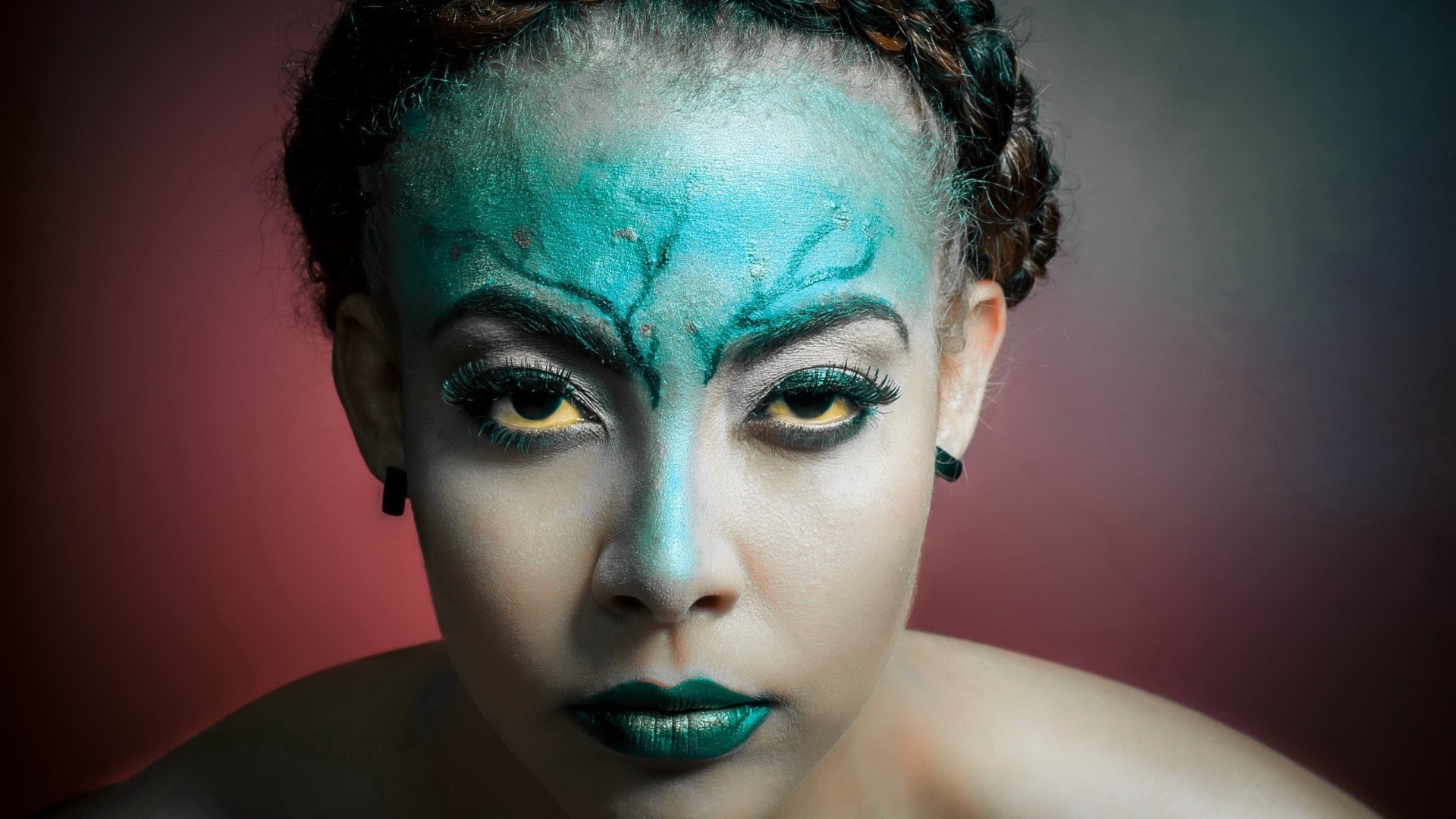 Зеленая краска на лице у девушки