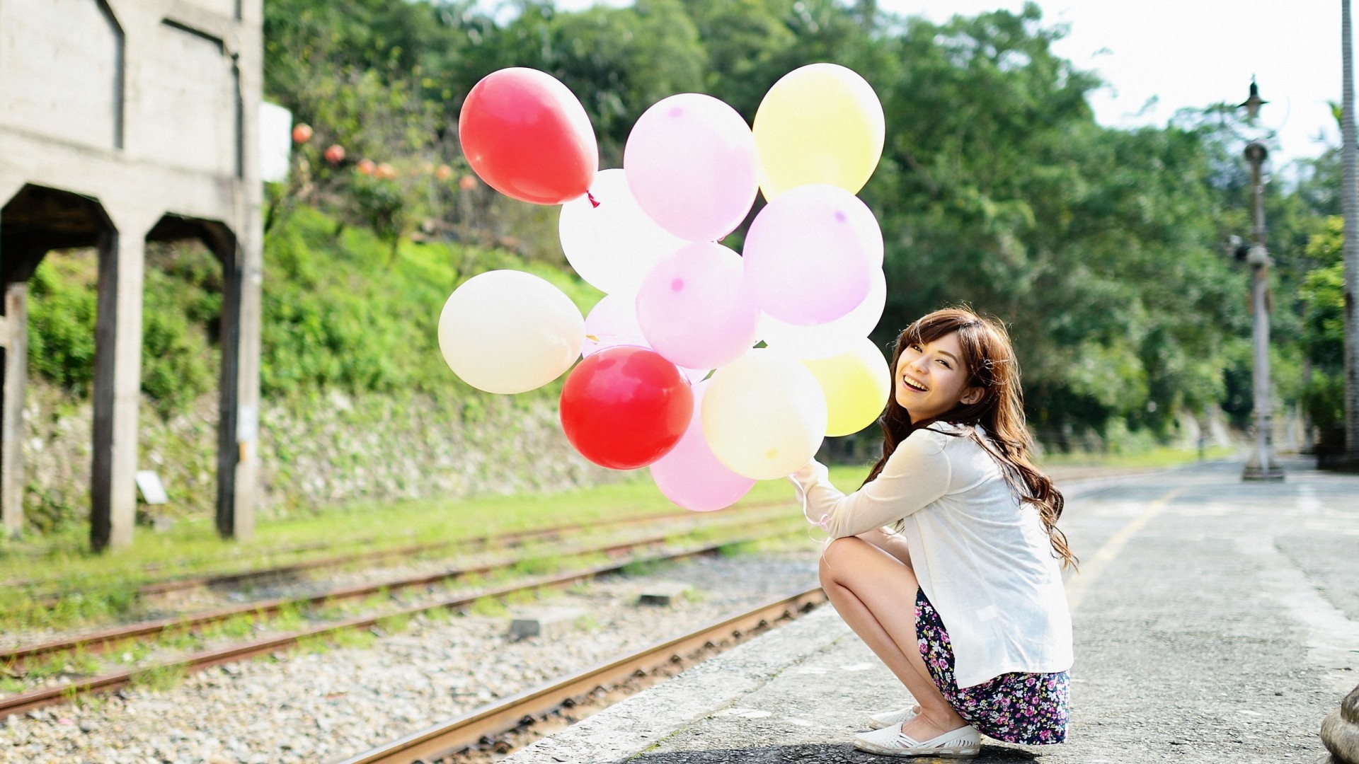 Японская девушка со связкой надувных шаров