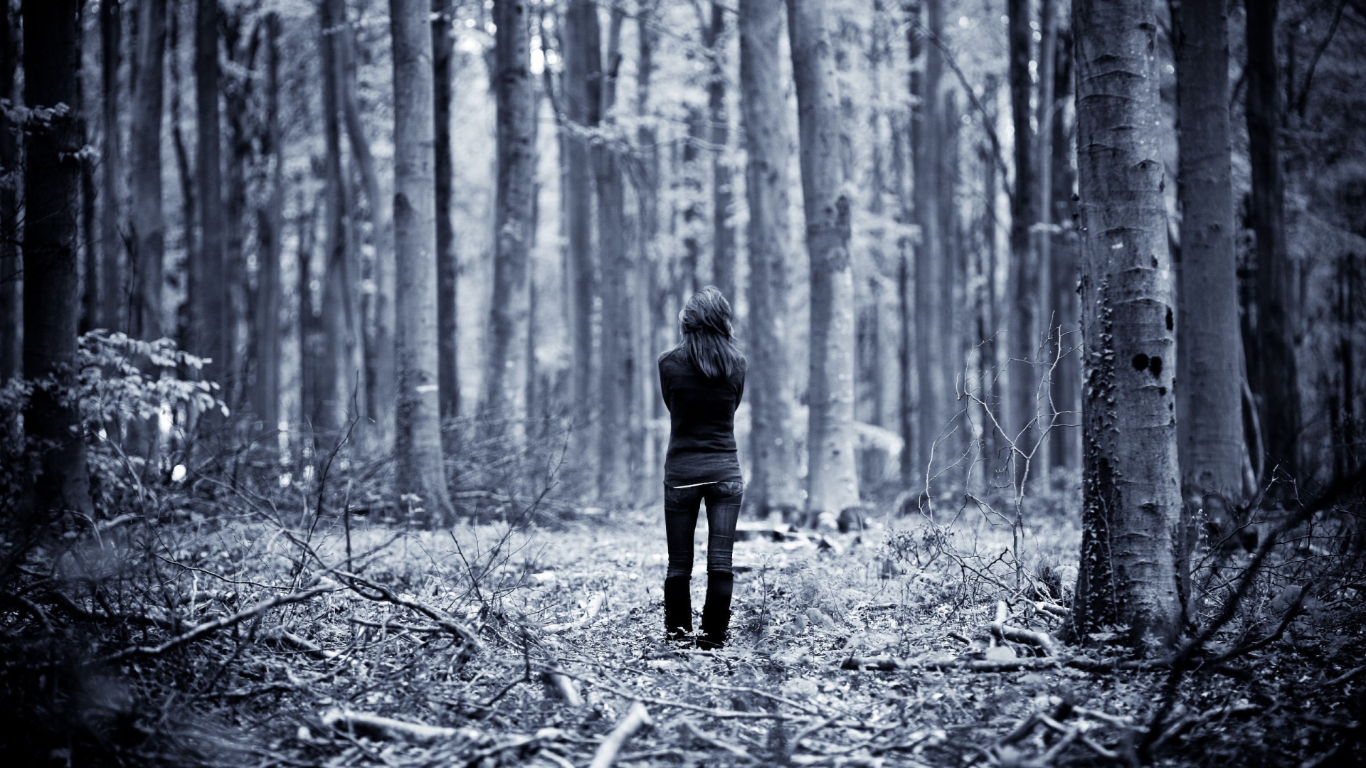 Одинокая девушка в лесу