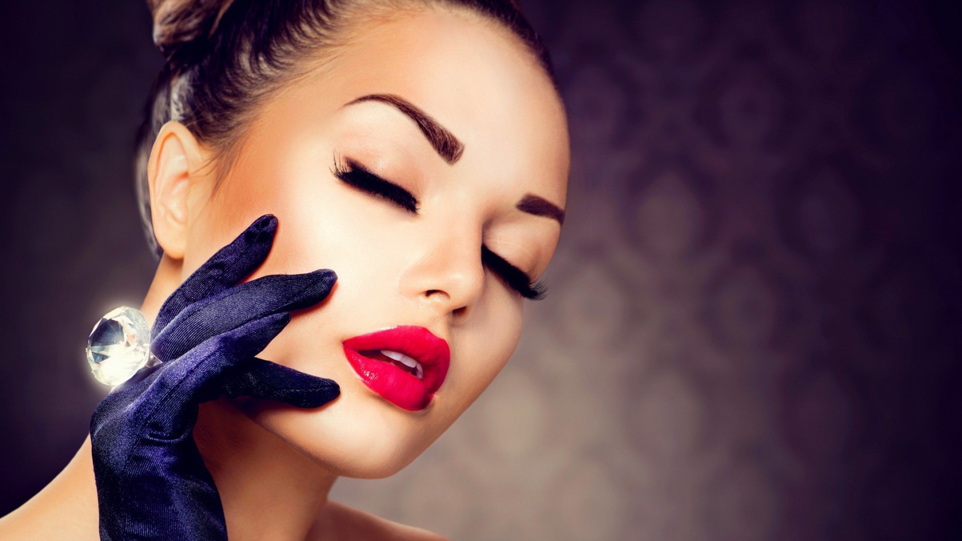 Роскошное бриллиантовое кольцо на руке девушки